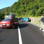 A pătruns pe contrasens și a intrat în coliziune cu un autoturism