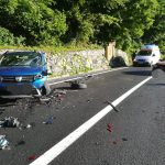 A pătruns pe contrasens și a intrat în coliziune cu un autoturism