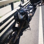 Bărbat rănit după ce a intrat cu motocicleta într-o mașină oprită pe prima bandă