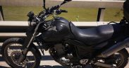 Bărbat rănit după ce a intrat cu motocicleta într-o mașină oprită pe prima bandă