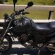 Bărbat rănit după ce a intrat cu motocicleta într-o mașină oprită pe prima bandă