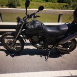 Bărbat rănit după ce a intrat cu motocicleta într-o mașină oprită pe prima bandă