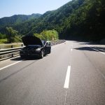 Bărbat rănit după ce a intrat cu motocicleta într-o mașină oprită pe prima bandă