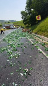 VIDEO: Bere împrăștiată pe asfalt | Trafic blocat pe DN 14, între Târnava și Copșa