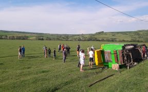 FOTO & VIDEO: Nouă persoane au ajuns la spital, după ce s-au răsturnat cu căruța pe DN 142B
