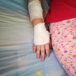 FOTO: Fetiță din Mediaș, la spital după ce a fost mușcată de un maidanez