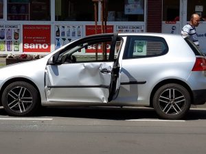 Și-a avariat mașina din neatenție