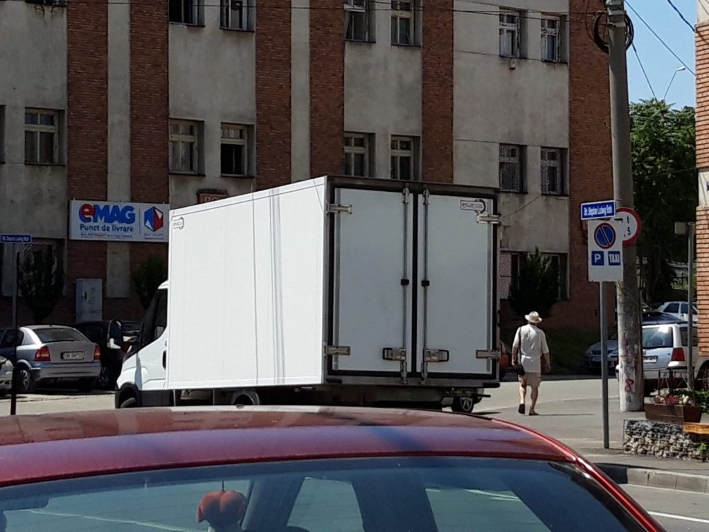 Și-a avariat mașina din neatenție Și-a avariat mașina din neatenție