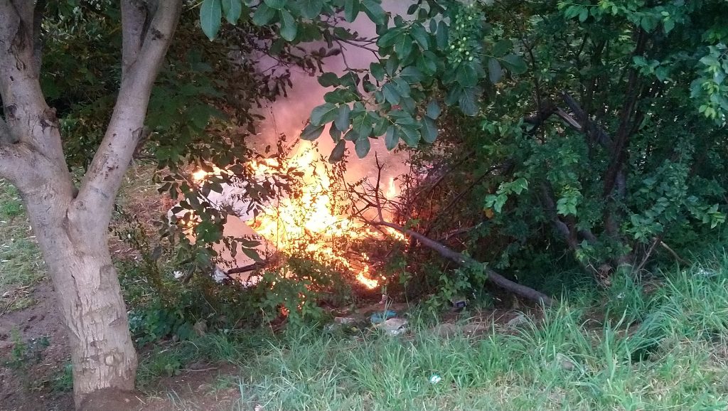 VIDEO: Incendiu sub privirile nepăsătoare ale părinților. Nimeni nu a sunat la 112