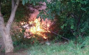 VIDEO: Incendiu sub privirile nepăsătoare ale părinților. Nimeni nu a sunat la 112