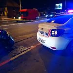 VIDEO: Mașină de poliție lovită în timp ce se îndrepta la o intervenție