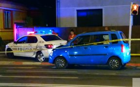 VIDEO: Mașină de poliție lovită în timp ce se îndrepta la o intervenție