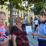 VIDEO-FOTO: Polițiștii sibieni au împărțit pliante prin care avertizau oamenii să fie atenți la hoții de buzunare