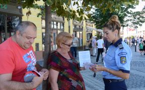 VIDEO-FOTO: Polițiștii sibieni au împărțit pliante prin care avertizau oamenii să fie atenți la hoții de buzunare