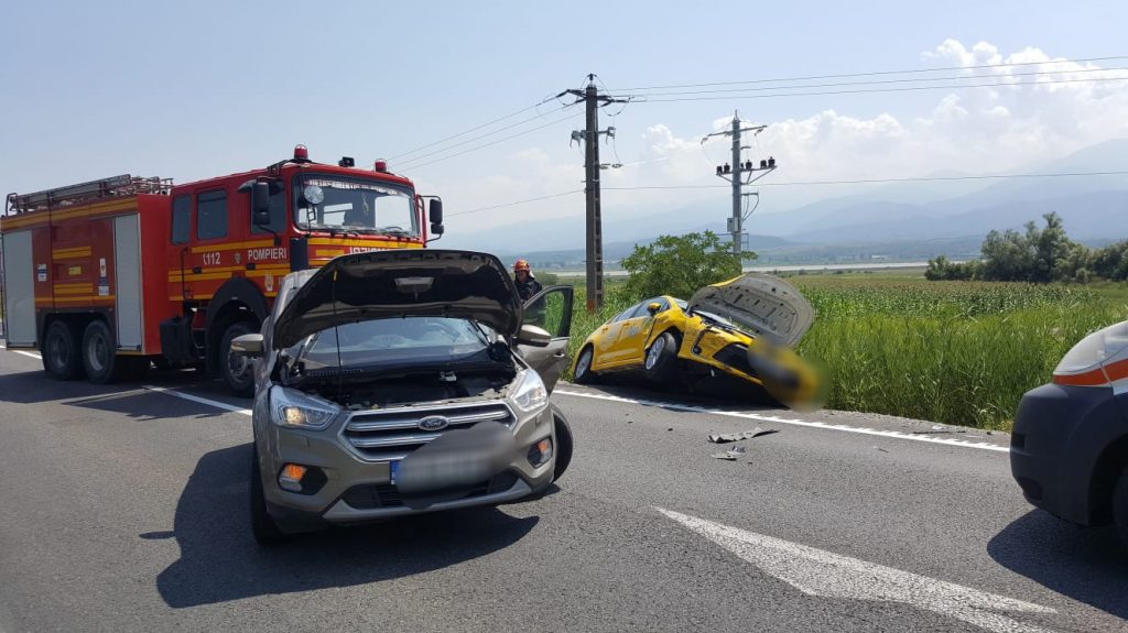 Accident pe Hula Bradului între un taxi și un autoturism Accident pe Hula Bradului între un taxi și un autoturism
