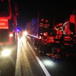 Trei tiruri implicate într-un accident la ieșire din Avrig. O persoană este încarcerată
