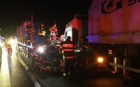 Trei tiruri implicate într-un accident la ieșire din Avrig. O persoană este încarcerată