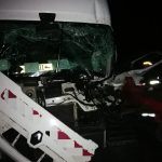 Trei tiruri implicate într-un accident la ieșire din Avrig. O persoană este încarcerată