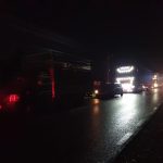 VIDEO-FOTO: ACCIDENT GRAV la intrare în localitatea Slimnic între două autoturisme și un autocamion