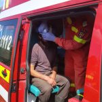 Bărbat rănit după ce căruța în care se afla a fost lovită de un tren personal