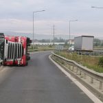 VIDEO: Un TIR ce transporta frigidere s-a răsturnat pe nodul de intrare pe A1