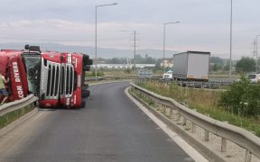 VIDEO: Un TIR ce transporta frigidere s-a răsturnat pe nodul de intrare pe A1