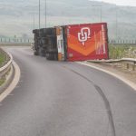 VIDEO: Un TIR ce transporta frigidere s-a răsturnat pe nodul de intrare pe A1