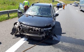 VIDEO - FOTO: A derapat din cauza vitezei și a lovit un parapet de pe autostrada A1