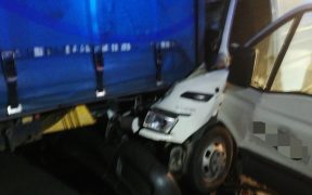 O dubiță nu a păstrat distanța și a intrat sub un TIR pe A1