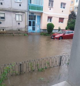 FOTO & VIDEO: Inundații la Mediaș | Altă ploaie, aceleași probleme