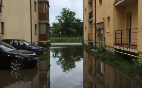 Strada Petru Rareş din Şelimbăr, inundată la fiecare ploaie
