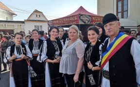 Prima ieşire în teren a noului prefect Minea: la festivalurile de la Răşinari şi Orlat