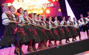 Junii Sibiului și Silvia Macrea, onorați pe scena Festivalului „Cântecele Munților”