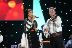 Junii Sibiului și Silvia Macrea, onorați pe scena Festivalului „Cântecele Munților”