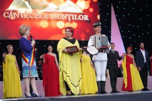 Junii Sibiului și Silvia Macrea, onorați pe scena Festivalului „Cântecele Munților”