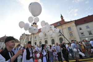 Junii Sibiului și Silvia Macrea, onorați pe scena Festivalului „Cântecele Munților”