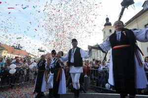 Junii Sibiului și Silvia Macrea, onorați pe scena Festivalului „Cântecele Munților”