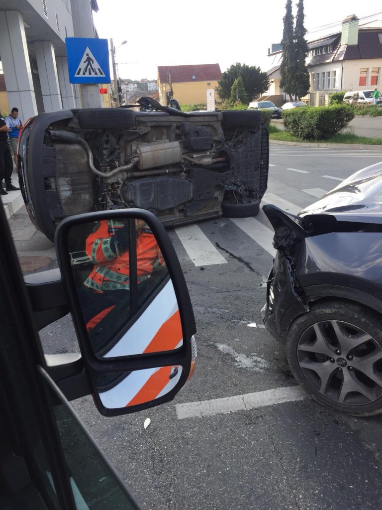 Mașină răsturnată pe bulevardul Victoriei