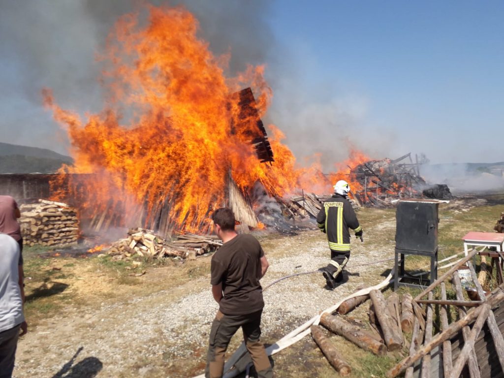 Incendiu la un depozit de material lemnos la Gura Râului