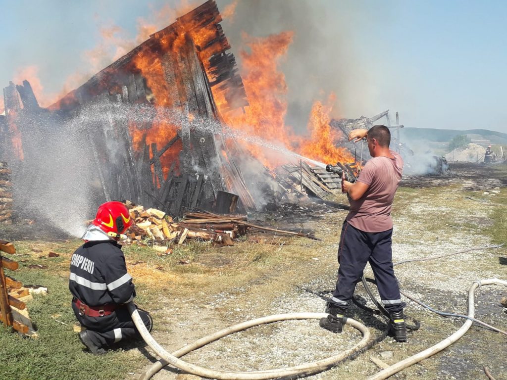 Incendiu la un depozit de material lemnos la Gura Râului
