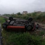 A circulat cu viteză excesivă în condiții de ploaie și s-a răsturnat