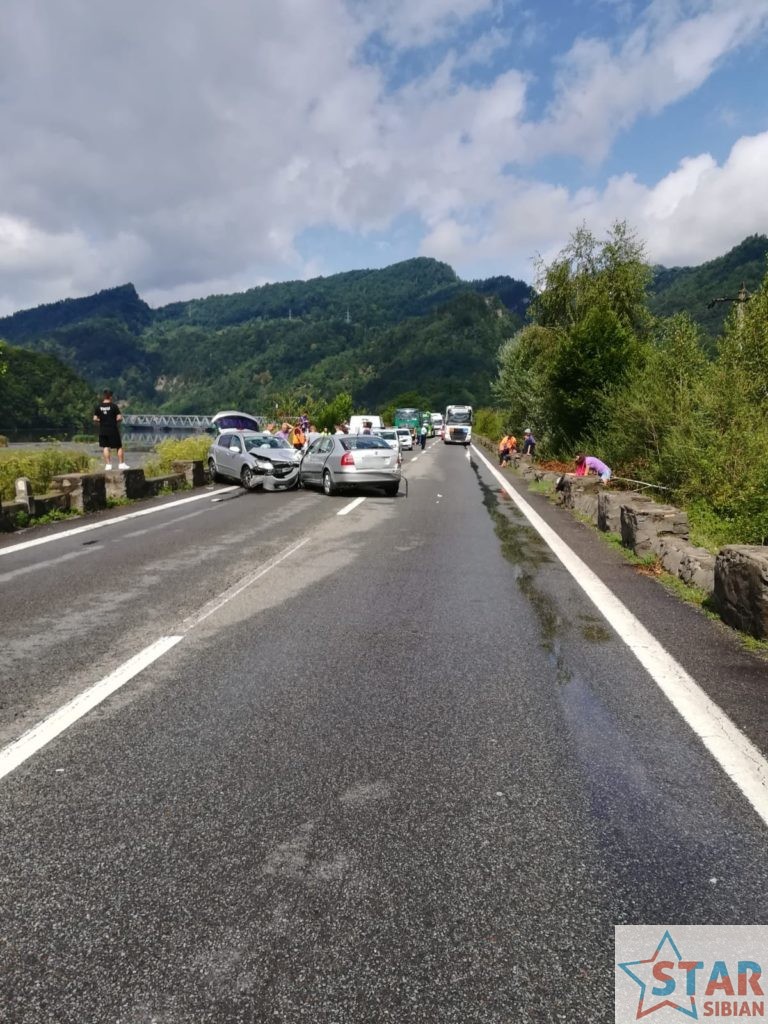Persoane rănite într-un accident rutier cu trei mașini implicate