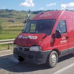 Tamponare între un autoturism și un microbuz la Ruși. O persoană este rănită