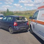 Tamponare între un autoturism și un microbuz la Ruși. O persoană este rănită
