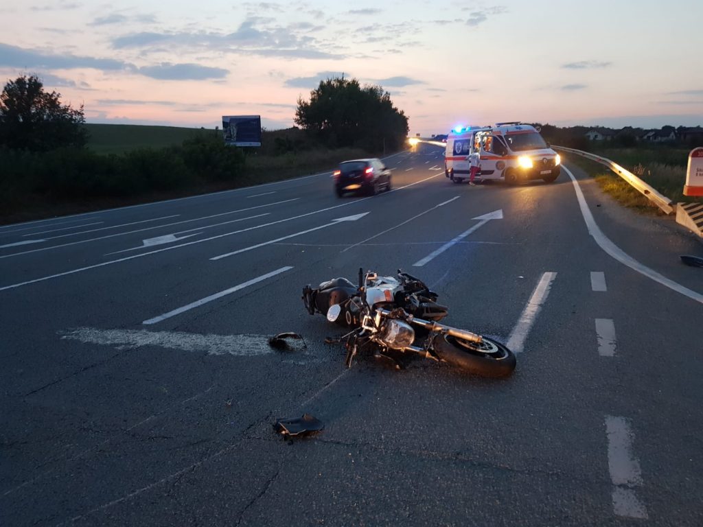 FOTO: Motociclist rănit după ce a fost lovit de o mașină