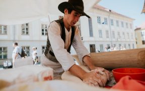 Calfele călătoare fac demonstrații de gastronomie în Muzeul Astra