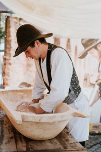 Calfele călătoare fac demonstrații de gastronomie în Muzeul Astra