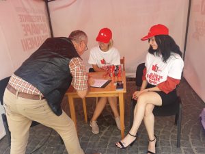 Pisicuţa Karma te aşteaptă să semnezi pentru Viorica Dăncilă la Sibiu