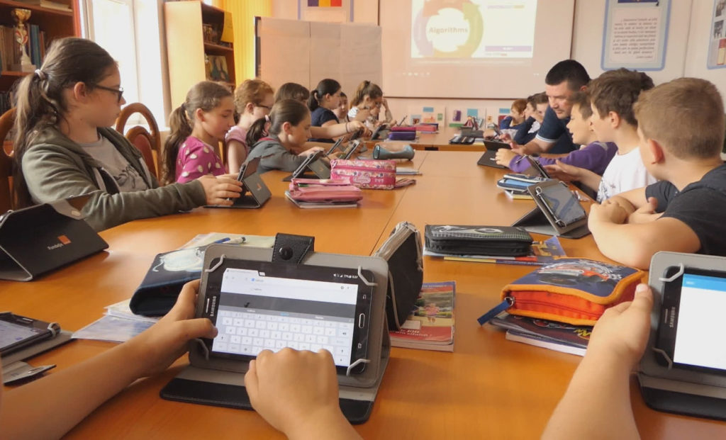 Elevii de la Școlile Gimnaziale Racovița și Turnu Roșu învață matematică și informatică în laboratoare Digitaliada