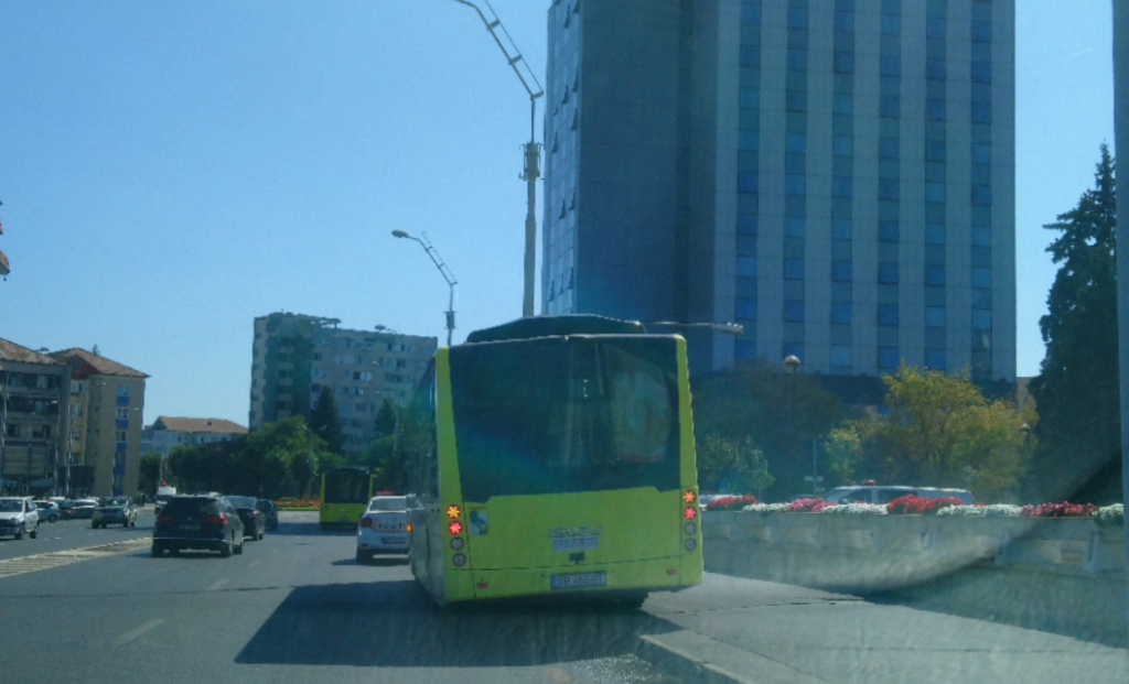 Trei persoane în vârstă au fost rănite după ce șoferul unui autobuz a frânat brusc